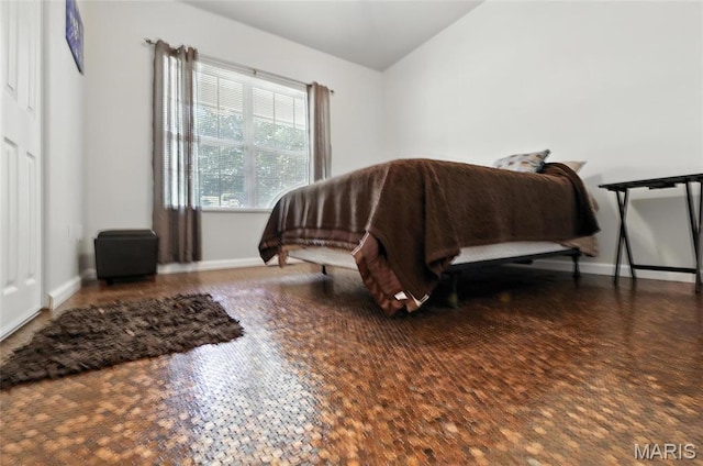 92 Lake Front Pt, Perryville, MO 63775 - bedroom with vaulted ceiling and baseboards