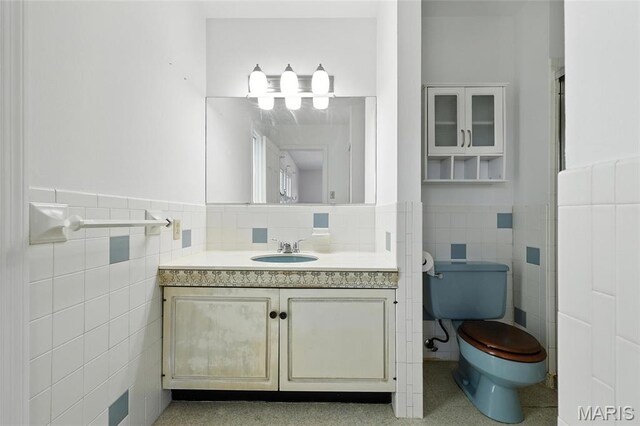 1467 Crystal Heights Rd, Crystal City, MO 63019 - bathroom with tile walls, vanity, and a wainscoted wall