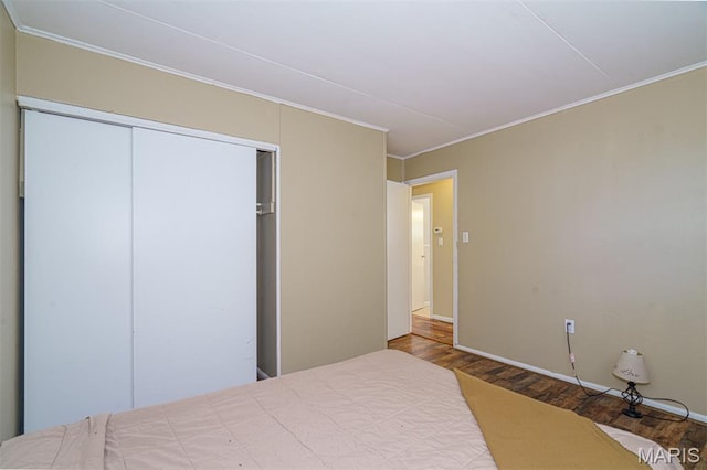 33 Southbrook Dr, Rolla, MO 65401 - bedroom featuring wood finished floors, crown molding, and a closet