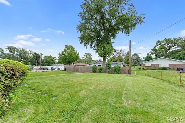 670 Gateswood Dr, Florissant, MO 63033 - view of yard