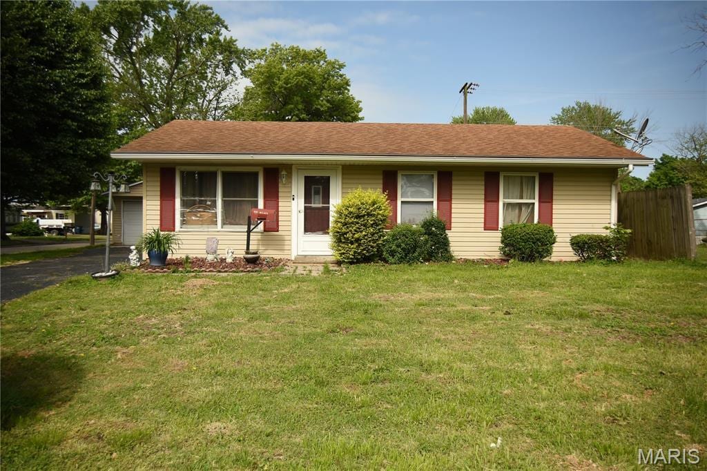 455 S 6th St, Caseyville, IL 62232 - single story home featuring asphalt driveway
