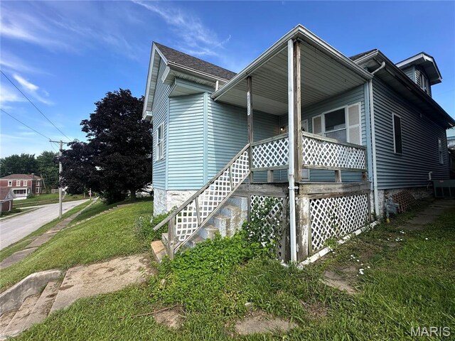 2008 Grace St, Hannibal, MO 63401 - view of front facade with stairway and covered porch