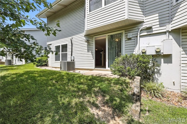 1516 Lienemann Dr Unit 26, Saint Charles, MO 63303 - entrance to property featuring a yard