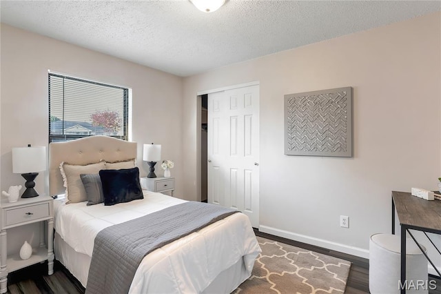8219 Pear Ln, Saint Louis, MO 63123 - bedroom with dark wood-style floors, a textured ceiling, and a closet