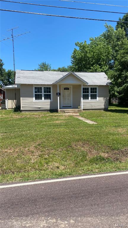 823 W Washington St, St James, MO 65559 - view of front facade with a front lawn