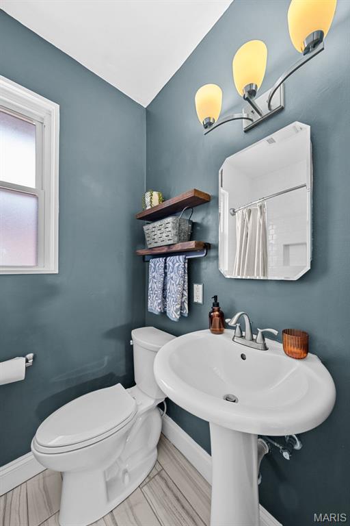 6016 Scanlan Ave, Saint Louis, MO 63139 - full bathroom with toilet and baseboards