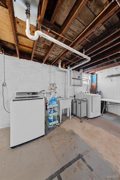 6016 Scanlan Ave, Saint Louis, MO 63139 - basement featuring washing machine and dryer