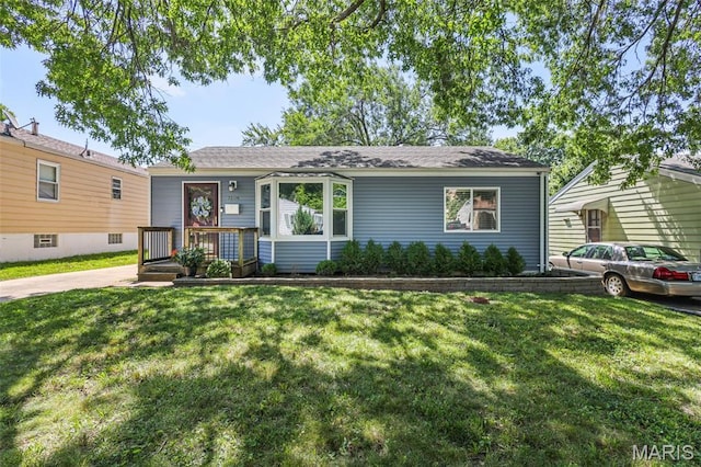 7104 Leona St, Saint Louis, MO 63116 - view of front facade featuring a front lawn
