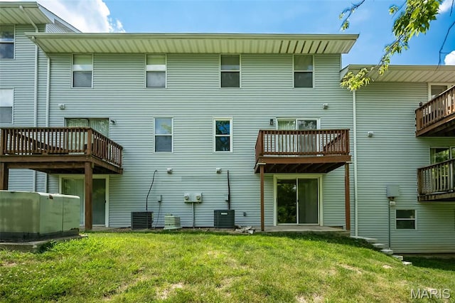 2266 Highland Hill Dr Unit F, Saint Peters, MO 63376 - rear view of house with a lawn