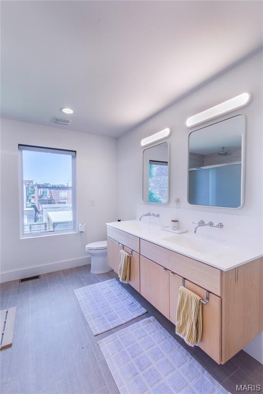 4133 Lafayette Ave, Saint Louis, MO 63110 - full bath featuring double vanity and recessed lighting