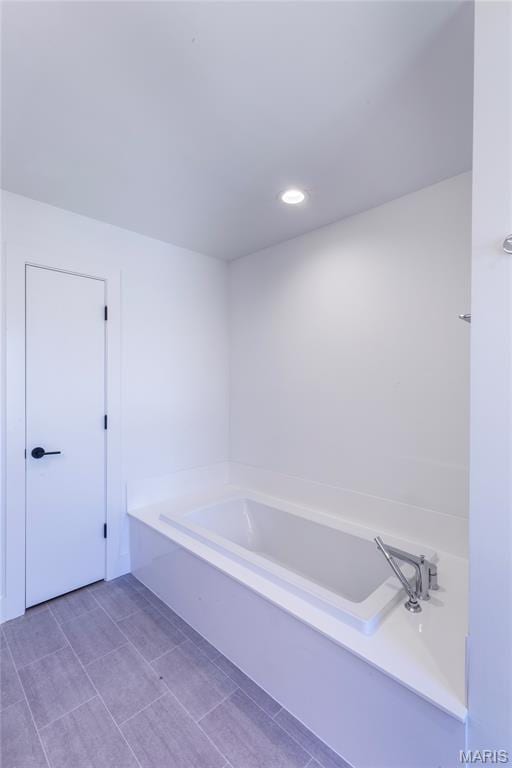 4133 Lafayette Ave, Saint Louis, MO 63110 - full bathroom featuring a bath and recessed lighting