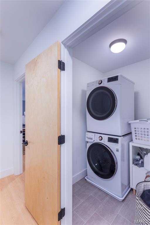 4133 Lafayette Ave, Saint Louis, MO 63110 - laundry area with stacked washer / dryer and baseboards