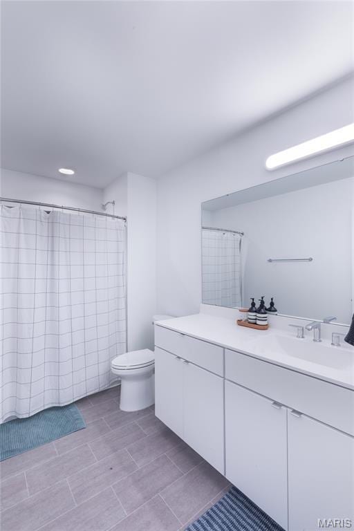 4133 Lafayette Ave, Saint Louis, MO 63110 - full bathroom with vanity and curtained shower