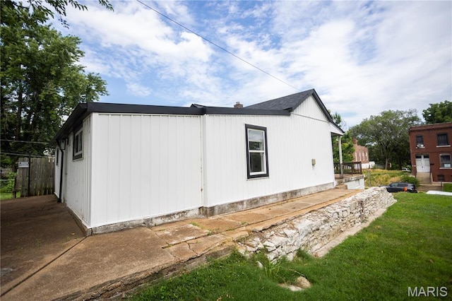 7353 Virginia Ave, Saint Louis, MO 63111 - view of side of property with a lawn