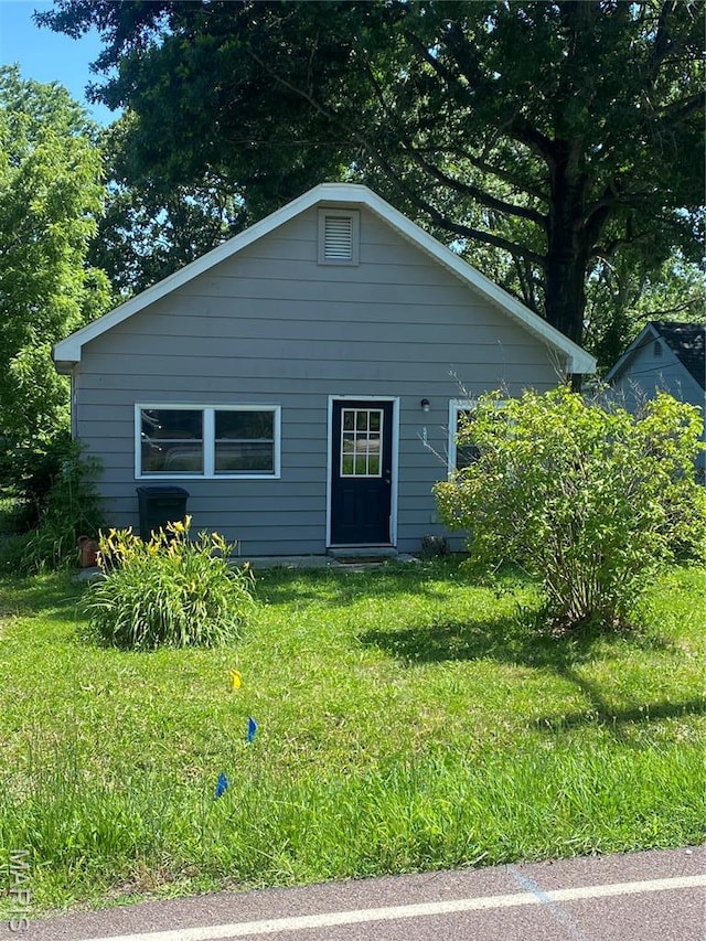 808 W Washington St, St James, MO 65559 - bungalow-style home featuring a front lawn