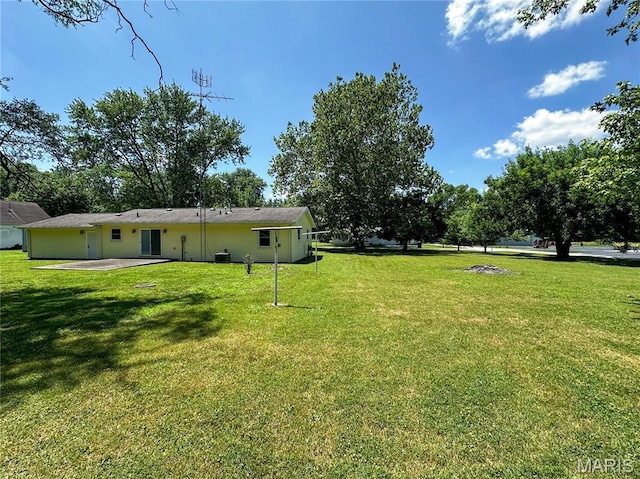410 N Cleveland St, Fillmore, IL 62032 - view of grassy yard with a patio area