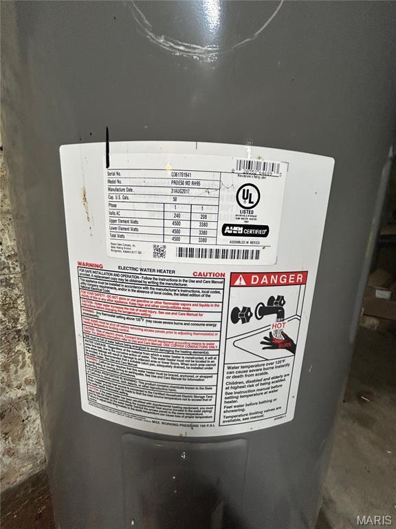 1203 N Main St, Salem, MO 65560 - detailed view of water heater