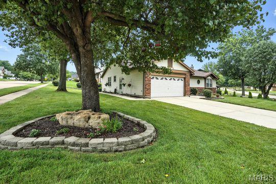 897 San Sebastian Dr, Fenton, MO 63026 - photo 2