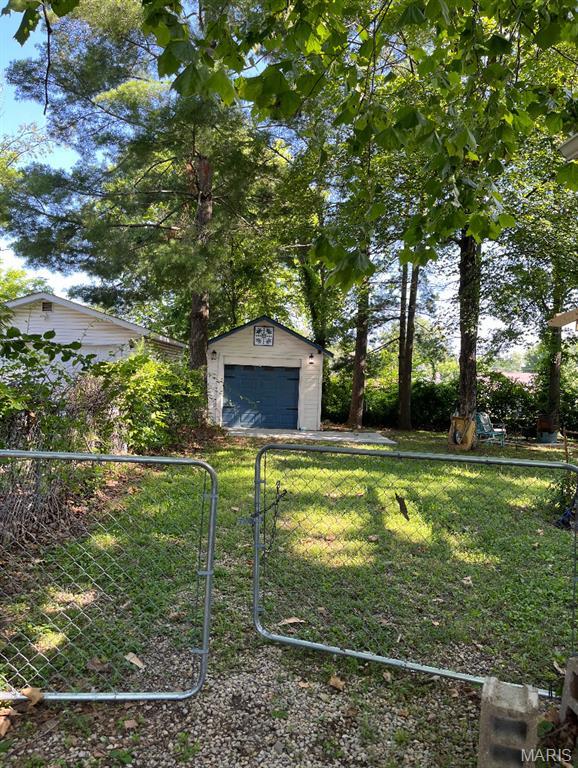 110 Brand Pl, Bonne Terre, MO 63628 - view of yard featuring an outdoor structure and a detached garage