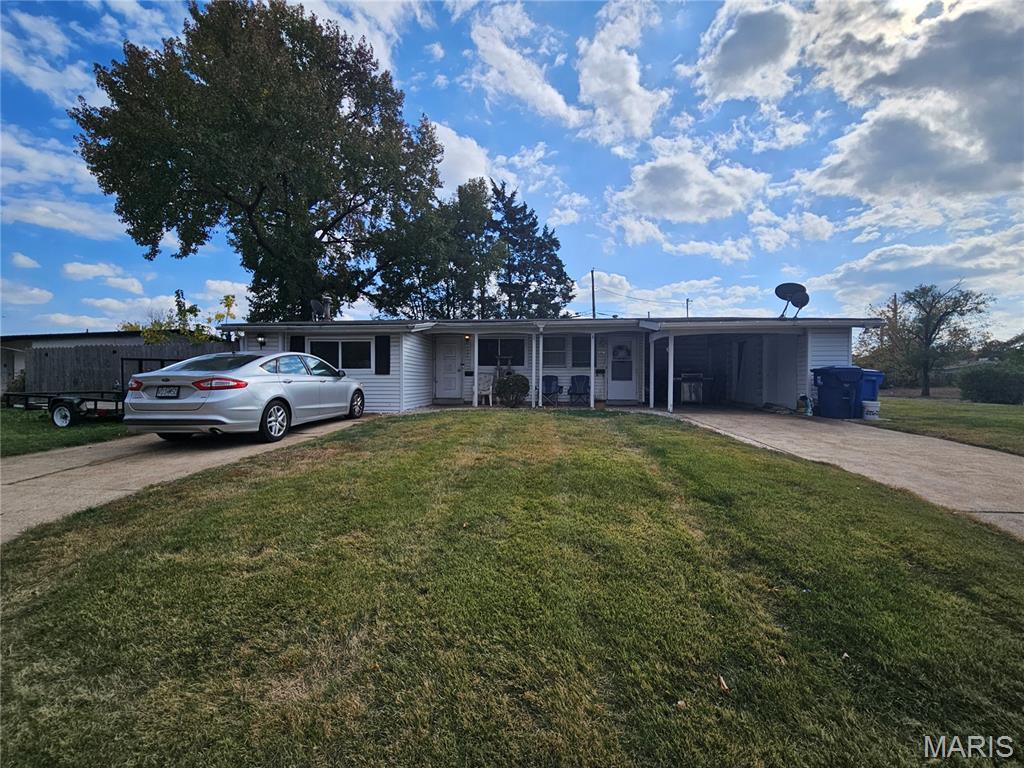 720 Southwell Ln, Florissant, MO 63031 - ranch-style home with concrete driveway, a front yard, and an attached carport