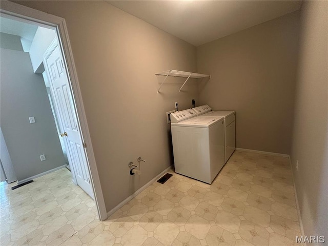2401 Mountain Range Ct, Pacific, MO 63069 - laundry room featuring washer and dryer and baseboards