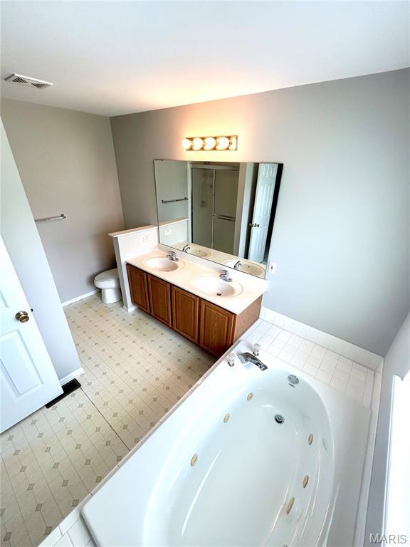 2401 Mountain Range Ct, Pacific, MO 63069 - full bath featuring a jetted tub and double vanity