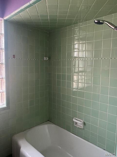 6721 Itaska St, Saint Louis, MO 63109 - full bathroom featuring shower / washtub combination