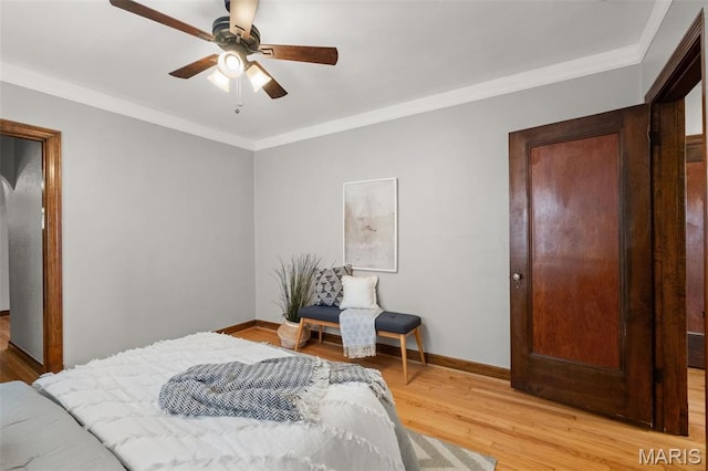4932 Fairview Ave, Saint Louis, MO 63139 - bedroom with light wood finished floors, crown molding, and a ceiling fan