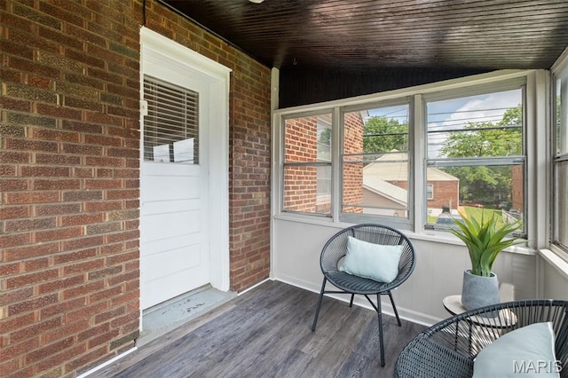 4932 Fairview Ave, Saint Louis, MO 63139 - sunroom featuring vaulted ceiling