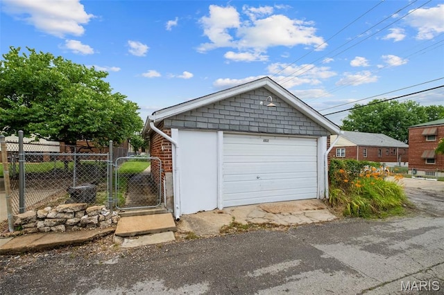 4932 Fairview Ave, Saint Louis, MO 63139 - detached garage featuring a gate