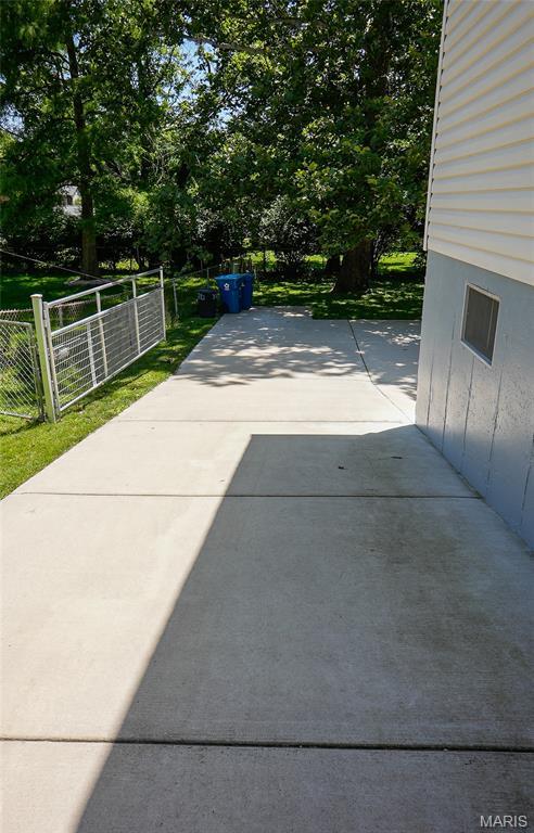270 Village Creek Dr, Ballwin, MO 63021
