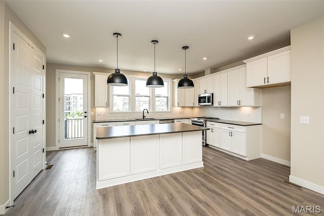 1347 W Gateway Hts W Unit 53-603, Richmond Heights, MO 63144 - kitchen featuring stainless steel appliances, tasteful backsplash, wood finished floors, and recessed lighting