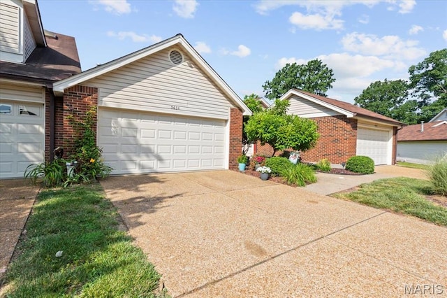 5634 Duchesne Parque Dr, Saint Louis, MO 63128 - photo 1