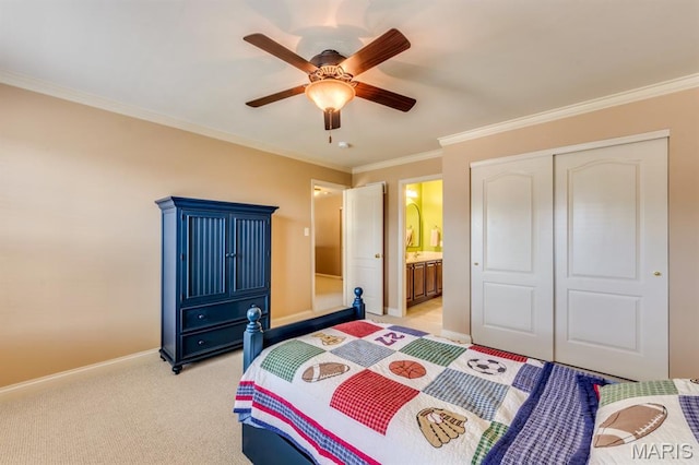 3026 Windsor Point Dr, Saint Louis, MO 63129 - bedroom featuring light carpet, crown molding, a closet, ensuite bath, and ceiling fan