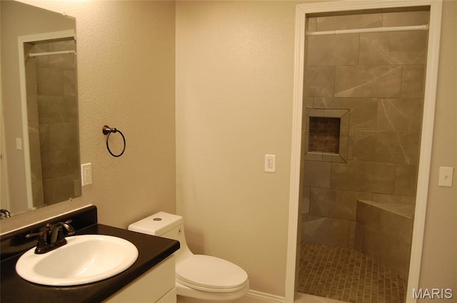 1002 E Donna Dr, Poplar Bluff, MO 63901 - full bath featuring a tile shower, vanity, and a textured wall