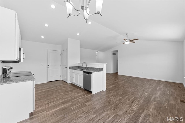 912 Gimli Ln, Wright City, MO 63390 - kitchen featuring stainless steel appliances, white cabinetry, dark wood finished floors, ceiling fan, and a peninsula