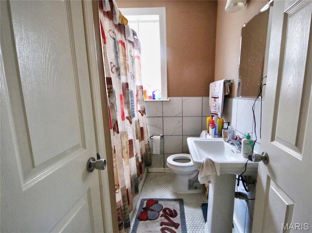 5912 Arsenal St, Saint Louis, MO 63139 - full bath with tile walls, tile patterned floors, and a wainscoted wall