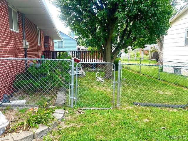 1620 N Jefferson St, Mexico, MO 65265 - view of yard featuring a gate