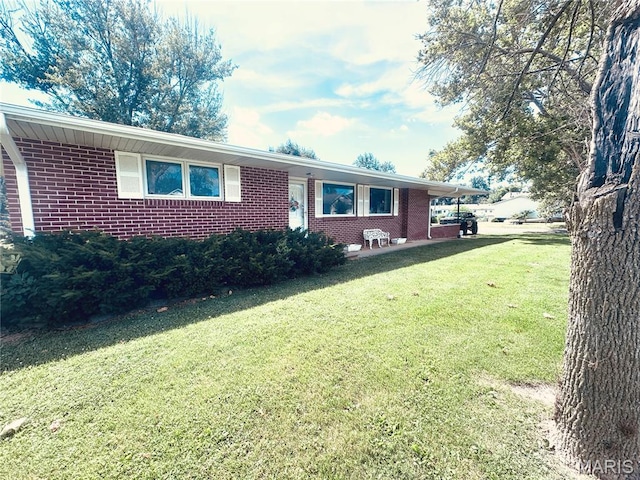1620 N Jefferson St, Mexico, MO 65265 - single story home featuring brick siding and a front lawn