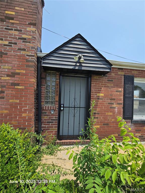 6203 Dardanella Ave, Normandy, MO 63121 - entrance to property with brick siding