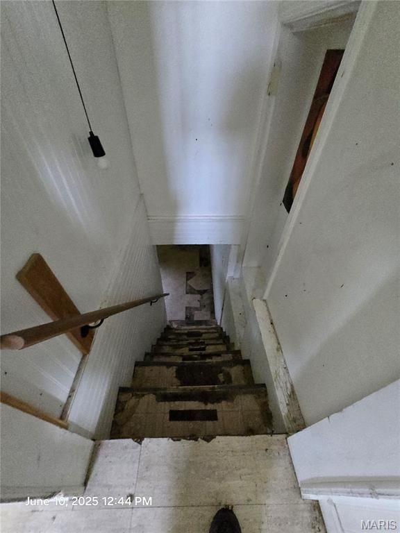 6203 Dardanella Ave, Normandy, MO 63121 - view of staircase