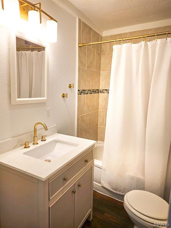 1309 E E Oak St, Dexter, MO 63841 - bathroom featuring vanity, wood finished floors, and shower / tub combo