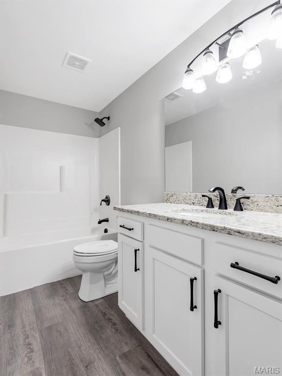 1505 Cypress Dr, Pacific, MO 63069 - full bath featuring vanity, wood finished floors, and bathtub / shower combination