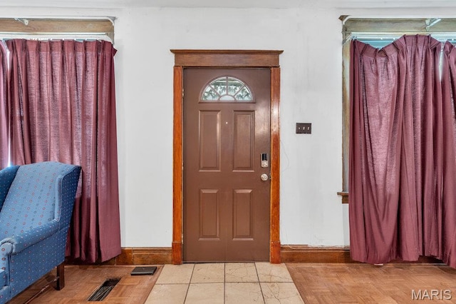 5447 Claxton Ave, Saint Louis, MO 63120 - foyer featuring baseboards