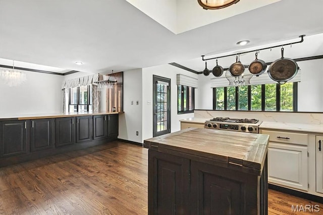 512 Overlook Terrace Ct, Eureka, MO 63025 - kitchen featuring butcher block counters, a chandelier, dark wood-style flooring, a kitchen island, and gas range