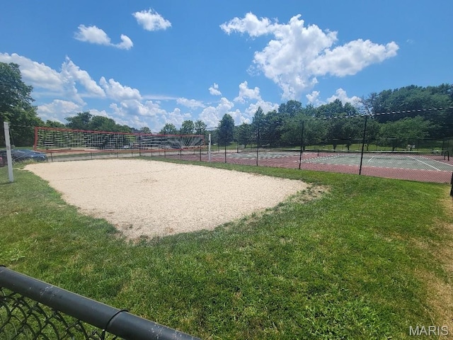 512 Overlook Terrace Ct, Eureka, MO 63025 - surrounding community with volleyball court and a tennis court