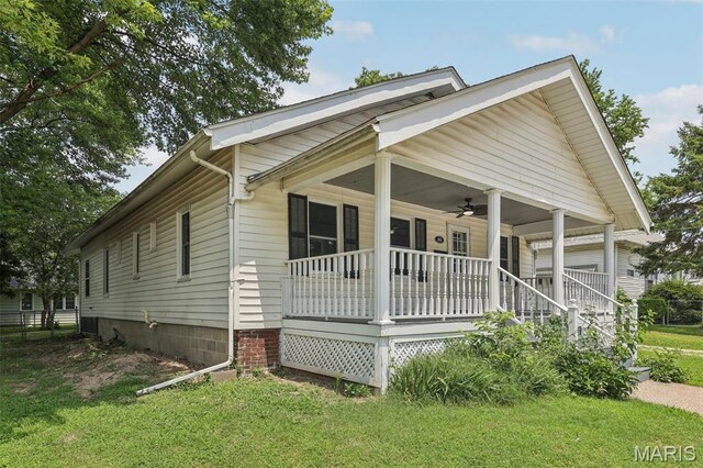 413 E Beach St, Litchfield, IL 62056 - view of front facade featuring a porch, ceiling fan, and a front lawn