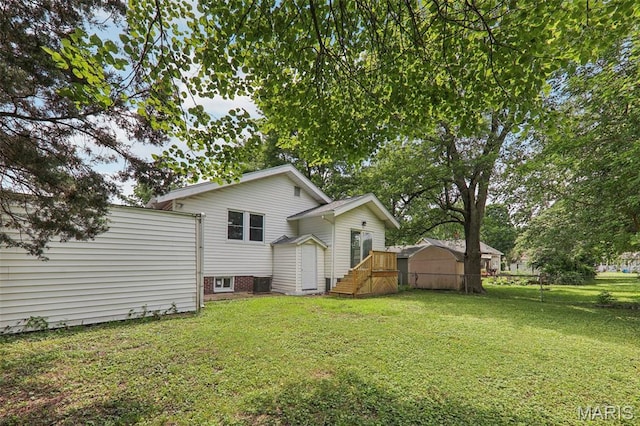 413 E Beach St, Litchfield, IL 62056 - rear view of property featuring a lawn