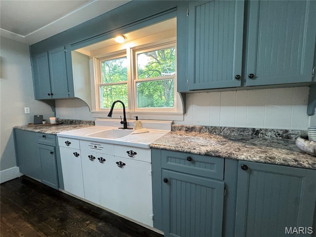 719 N 10th St, Poplar Bluff, MO 63901 - kitchen featuring dark wood-style flooring and blue cabinetry