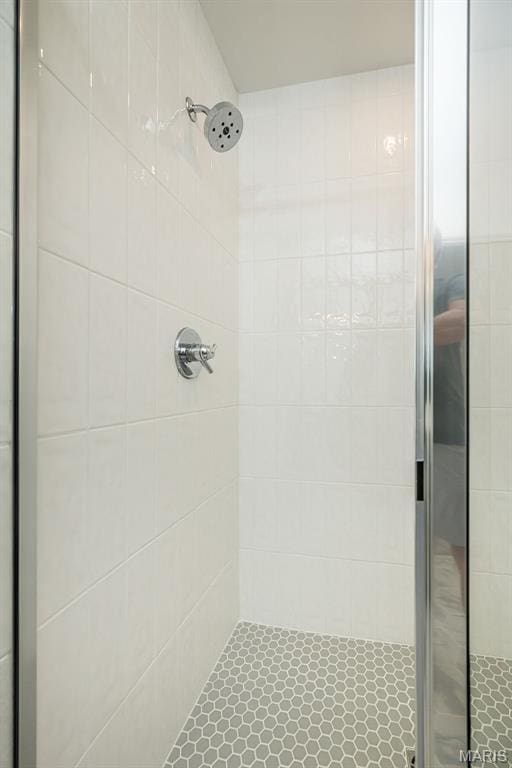 8971 Eager Rd, Richmond Heights, MO 63144 - bathroom featuring tiled shower